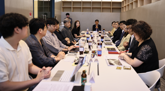 울산시는 9일 울산디자인주도 제조혁신센터에서 시와 한국디자인진흥원, 자문위원, 용역 수행사 관계자들이 참석한 가운데 ‘반구천의 암각화 브랜드 디자인 개발 사업 착수보고회’를 열고 추진 방향을 논의했다. 울산시 제공