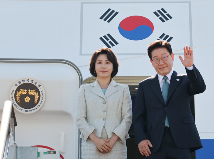 주요7개국(G7) 정상회의 참석과 유럽 순방을 위해 출국하는 이재명 대통령과 김혜경 여사가 9일 성남 서울공항 공군 1호기에서 환송객에게 인사하고 있다. 연합뉴스