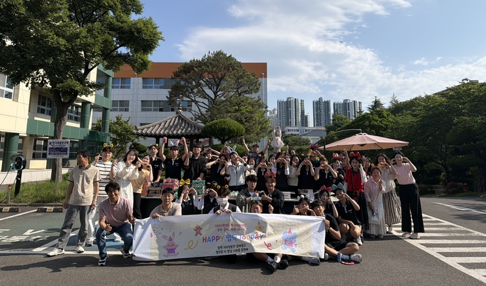 울산생활과학고 학생들이 10일 입학 100일 기념 등굣길 축하 행사를 하고 기념사진을 찍고있다. 울산교육청 제공