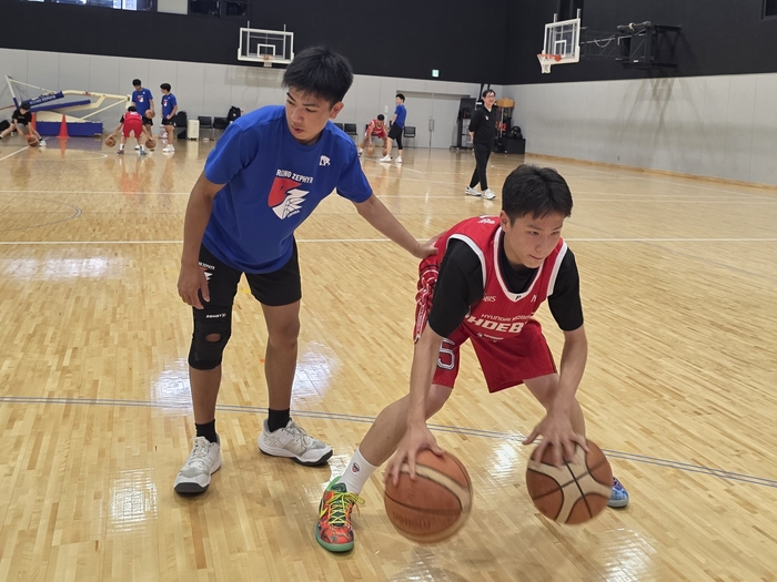 현대모비스 피버스 산하 유소년 농구교실 ‘주니어 피버츠 U-15 선수단’ 선수들이 일본 라이징 제퍼 후쿠오카 훈련장에서 지도를 받고 있다. 현대모비스 제공