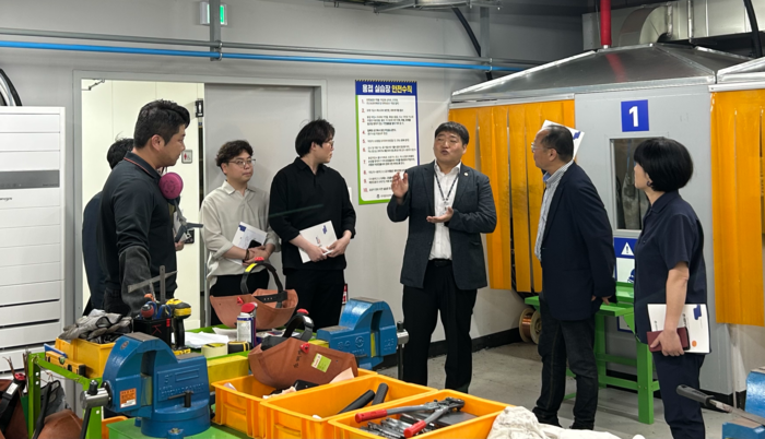10일 한국법무보호복지공단 울산지부 3층 회의실에서 울산지역 법조출입기자 간담회 개최 후 직업훈련장 등 울산지부 시설을 둘러보고 있다.