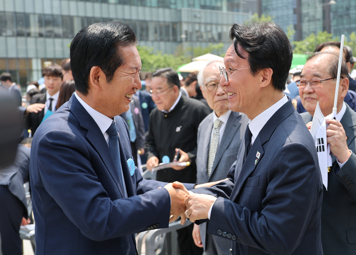 김민석 국무총리와 더불어민주당 정청래 대표가 10일 오전 서울 종로구 광화문광장에서 열린 제100주년  6ㆍ10 만세운동 기념식이 끝난 뒤 대화하고 있다. 연합뉴스