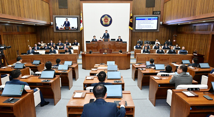 울산시의회(의장 이성룡)는 10일 시의회 본회의장에서 김두겸 시장과 천창수 교육감 등 관계공무원이 참석한 가운데 제264회 임시회 제1차 본회의를 열고 임시회 활동에 들어갔다. 울산시의회 제공