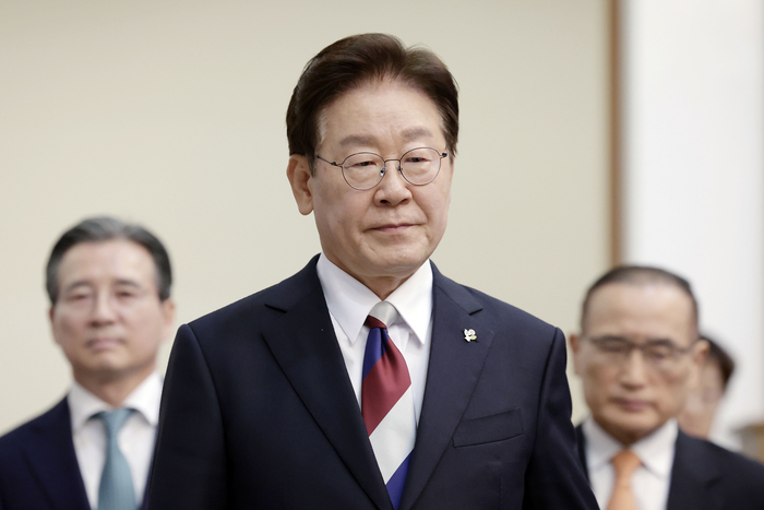 이재명 대통령이 4일 청와대에서 열린 수석보좌관회의에 입장하고 있다. 연합뉴스