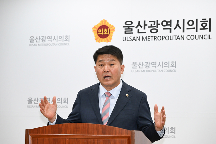 이성룡 울산시의회 의장이 10일 울산시의회 프레스센터에서 기자회견을 열고 투표용지 부족 사태에 대해 선관위의 선거관리 부실에 대한 책임과 전면 쇄신을 촉구했다. 울산시의회 제공