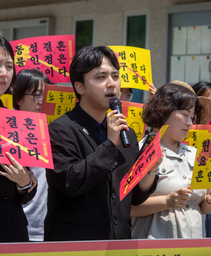 울산인권운동연대, 모두의 결혼은 10일 오전 울산가정법원 앞에서 기자회견을 개최했다. 혼인평등소송을 제기한 동성 부부 가운데 오승재씨가 발언을 하고 있다.