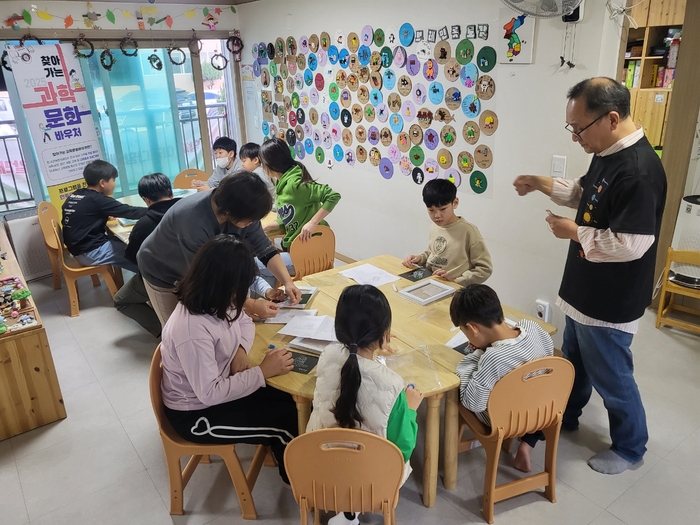 지난해 잇따라 발생한 아파트 화재 아동 사망 사고를 계기로 정부가 도입한 ‘아동 야간연장돌봄 사업’이 울산에서는 5개 기관에서만 운영되고 있는 것으로 나타났다. 사진은 남구지역 돌봄센터. 울산매일 포토뱅크