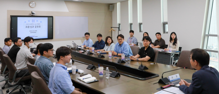 울산항만공사(사장 변재영)는 11일 ‘생성형 인공지능(AI) 업무혁신 성과 공유회’를 갖고  지난 2개월간 진행된 생성형 AI 실무 프로젝트 성과를 점검했다.