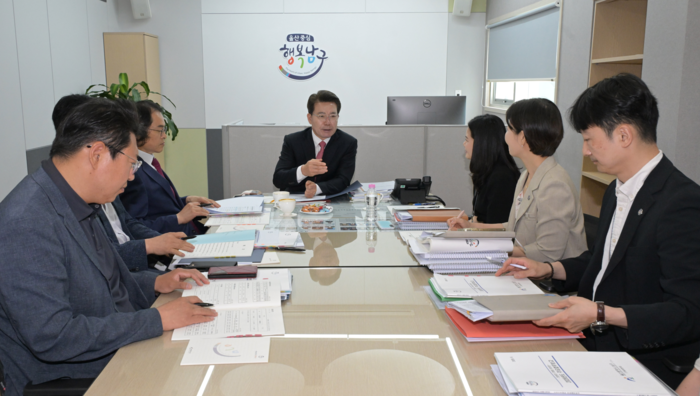 임현철 울산 남구청장 당선인을 포함한 민선 9기 남구청장직 인수위원회가 11일 남구 달동 인수위 사무실에서 기획예산과 소관 주요 업무 보고를 받고 있다. 남구 제공