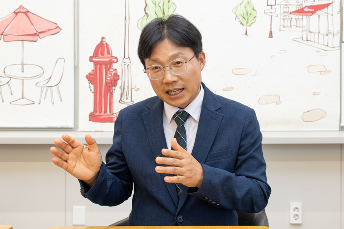조용식 울산시교육감 당선인이 11일 울산시교육청 프레스센터에서 기자회견을 열고 인수위원회 구성과 운영 방향에 대해 설명하고 있다. 최지원 기자