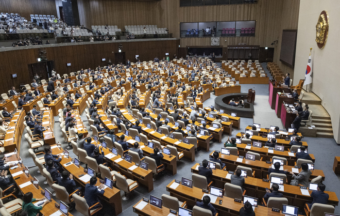 11일 국회에서 여야 의원들이 참석한 가운데 본회의가 열리고 있다. 연합뉴스
