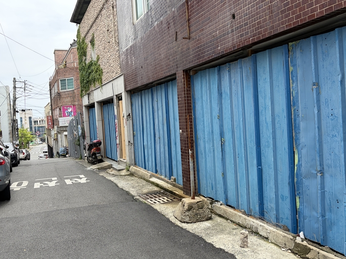 개발이 멈춘 울산 동구 일산동의 건물이 외부인의 출입을 막기 위해 통제된 모습
