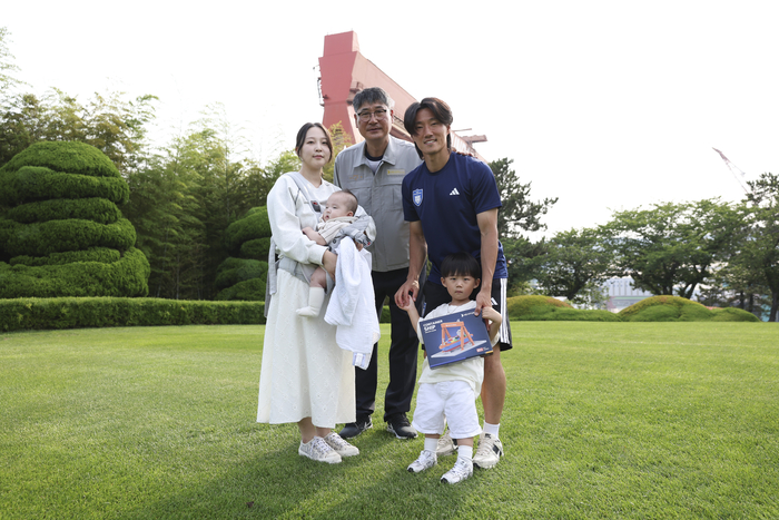 ‘2026 울산 HD FC 선수단 패밀리 데이’ 행사에 심상민 선수와 HD현대중공업에 근무하는 그의 아버지, 아들들까지 3대가 모인 특별한 장면이 연출됐다. 울산 HD 제공