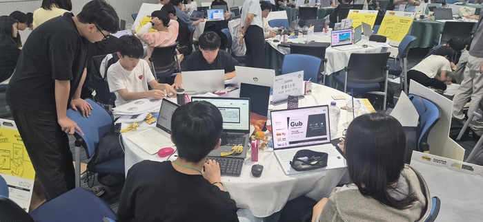 울산 지역 초중학생들이 13일 시교육청 외솔회의실에서 ‘AI 아이디어톤’ 연구 활동을 하고있다. 울산교육청 제공