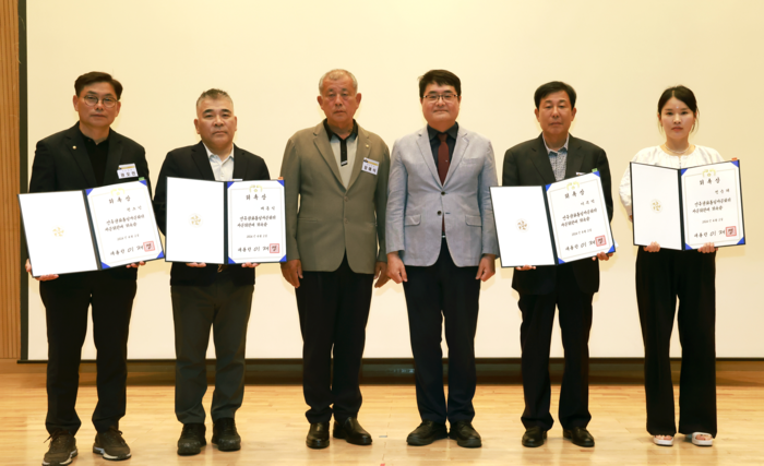 울산 동구 민주평통 동구협의회(회장 장예식)는 12일 동구청 5층 중강당에서 신규 자문위원 위촉장 전수 및 안건 토의 등 2분기 정기회의를 가진 뒤 단체 기념촬영을 하고 있다. 동구 제공