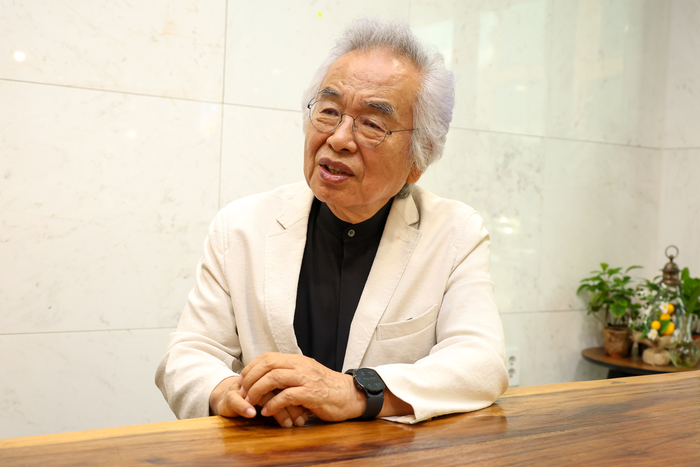 박범훈 지휘자가 지난 12일 본지와의 인터뷰에서 국악관현악의 의미와 울산 전통 예술 과제 등에 대해 설명하고 있다. 최지원 기자