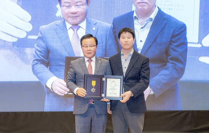 지난 13일 강원도 영월문화예술회관에서 열린 사단법인 한국사진작가협회 주최·주관 ‘제64회 한국사진문화상 및 우수회원상’ 시상식에서 울산에서 활동하는 황치길 작가가 사진집 ‘마음, 행복으로 물들다’로 출판상을 받았다.