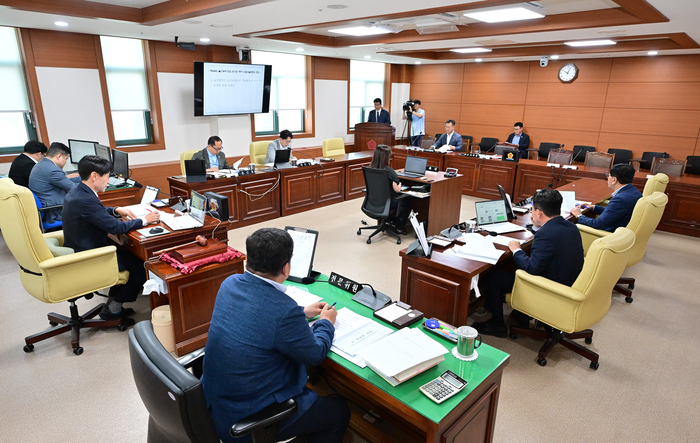 울산광역시의회 산업건설위원회(위원장 백현조)는 12일 시의회 회의실에서 울산광역시 도심융합특구 사업협의체 설치 및 운영에 관한 조례안, 공유재산(건물) 사용료 면제 동의안등을 심사했다. 울산시의회 제공