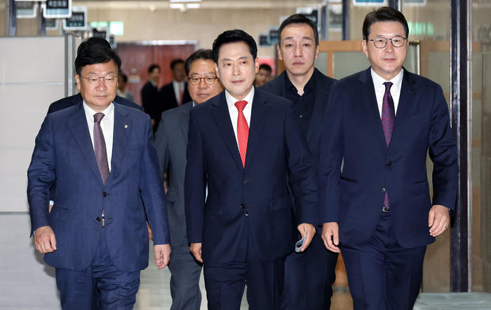 국민의힘 장동혁 대표와 정점식 원내대표, 최고위원들이 11일 국회에서 열린 최고위원회의에 입장하고 있다. 연합뉴스