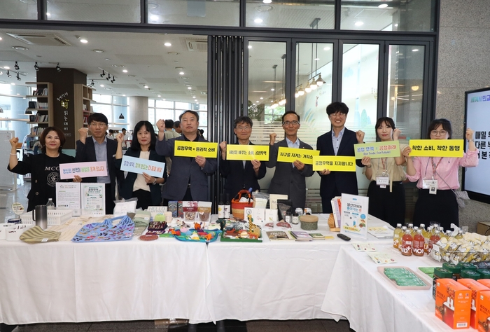 천창수 교육감이 12일 시교육청 책마루 앞에서 공정무역 캠페인 활동을 하고 기념사진을 찍고있다. 울산교육청 제공