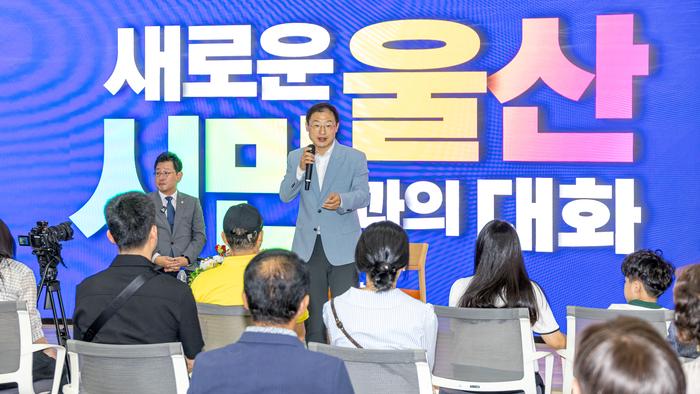 김상욱 울산시장 당선인이 지난 13일 남구 종하이노베이션센터에서 열린 ‘시민과의 대화’에서 시민들의 질문에 답변하고 있다. 최지원 기자
