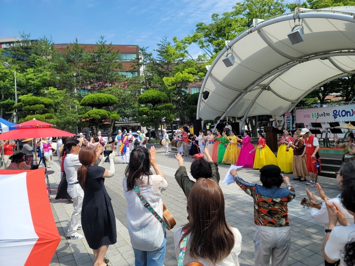 (재)울주문화재단(대표이사 이춘근)은 14일 온산읍 덕신소공원에서 2026 울주동네축제 첫 번째 행사인 ‘온(ON)어울림 페스타’를 열어 온산온양서생 3개 권역 주민들의 화합을 도모했다. 울주문화재단 제공