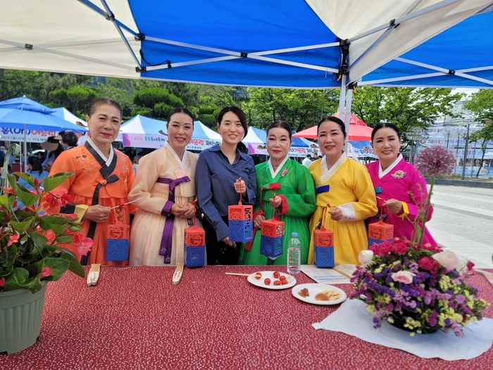 (재)울주문화재단(대표이사 이춘근)은 14일 온산읍 덕신소공원에서 2026 울주동네축제 첫 번째 행사인 ‘온(ON)어울림 페스타’를 열어 온산온양서생 3개 권역 주민들의 화합을 도모했다.울주문화재단 제공