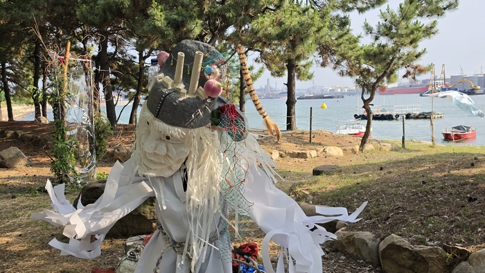 지난 6월 14일 처용공원 일대에서 ‘열네 번째 연안환경미술행동 – 울산바다숲’이 진행됐다. 홍성담작가가 직접 만든 처용가면을 쓰고 처용무를 추며 울산 연안과 바다숲의 생태적 의미를 예술로 풀어냈다. 민족미술인협회 울산지회 제공