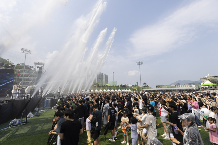 양산웅상회야제에서 ‘웅상 워터페스타’를 통해 시민들이 시원한 워터퍼포먼스를 즐기고 있다.