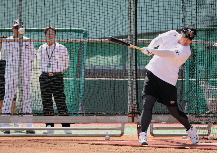 전 메이저리거 최지만이 15일 문수야구장에서 진행된 울산웨일즈 팀 훈련에 처음 합류해 타격 훈련을 하고 있다. 이수화 기자