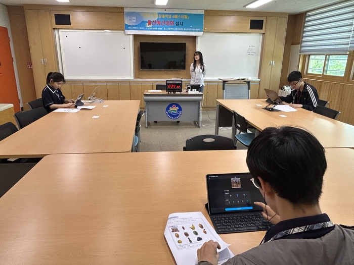 울산 장애 학생들이 10일 울산특수교육지원센터에서 열린 ‘전국 장애 학생 e-페스티벌’ 울산 예선 대회에 참가하고 있다. 울산교육청 제공