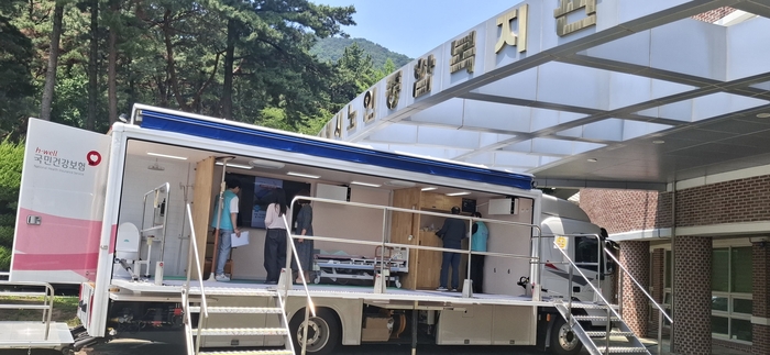 건보공단 부울경본부의 이동전시체험관차량을 활용한 ‘어르신 재가생활 복지용품 체험 행사’ 진행 모습.-건보공단 부울경본부 제공