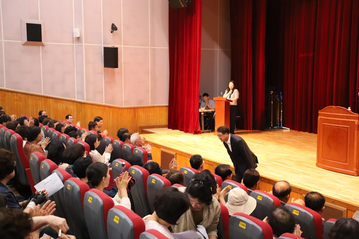 울산농협(본부장 이종삼)은 16일 울산시가족문화센터에서 농협중앙회 울산본부 이종삼 본부장과 장명웅 울산시조합운영협의회 의장(강동농협 조합장)을 비롯한 조합원 등 350여 명이 참석한 가운데 ‘울산농협 찾아가는 이동상담실’을 개최했다.