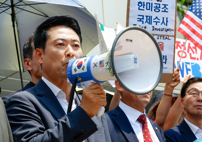 6·3지방선거 투표용지 부족 사태로 촉발된 잠실 개표소 봉쇄 시위가 이어진 16일 국민의힘 장동혁 대표가 서울 송파구 올림픽공원 핸드볼경기장 개표소를 찾아 확성기를 들어 발언하고 있다. 연합뉴스