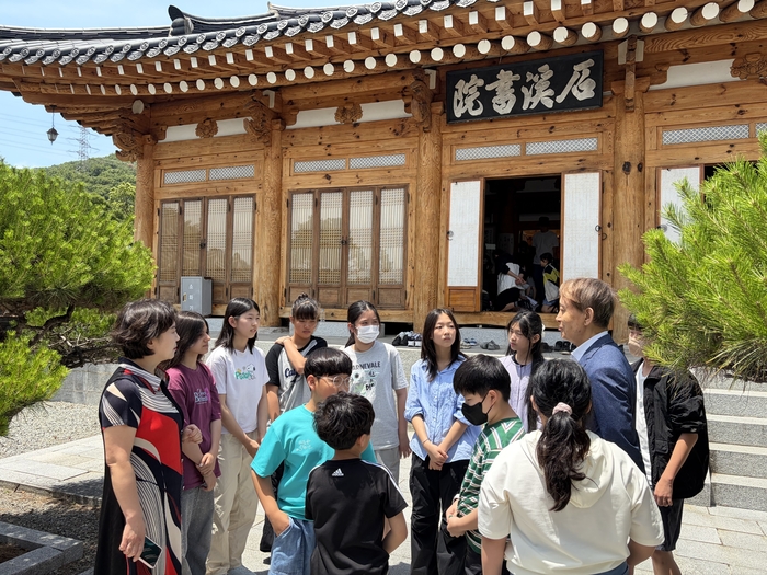 두광중과 두동초 학생들이 16일 석계서원에서 이명훈 교수에게서 이예 선생 특강을 듣고있다. 울산교육청 제공