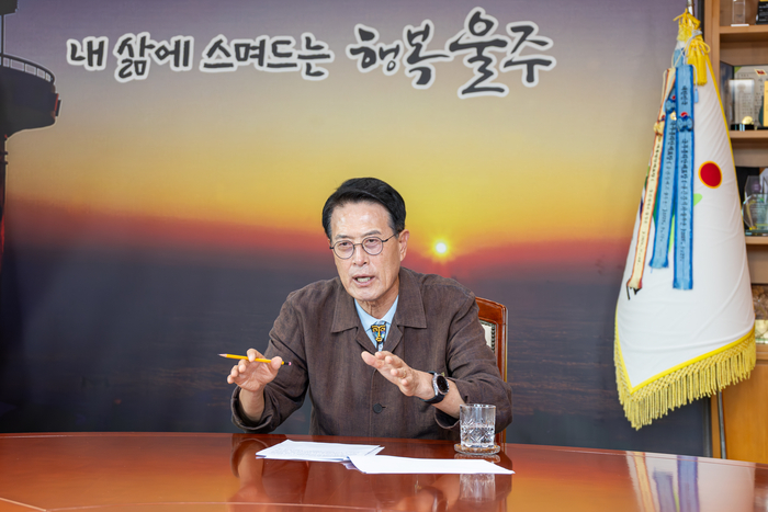 이순걸 울주군수가 본지와의 인터뷰에서 군정 운영 방향과 향후 계획 등에 대해 설명하고 있다. 최지원 기자
