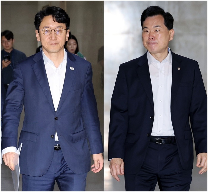 더불어민주당 천준호 원내운영수석부대표(왼쪽)와 국민의힘 원내운영수석부대표에 내정된 김승수 의원이 12일 국회 운영위원장실에서 회동하기 위해 이동하고 있다. 연합뉴스