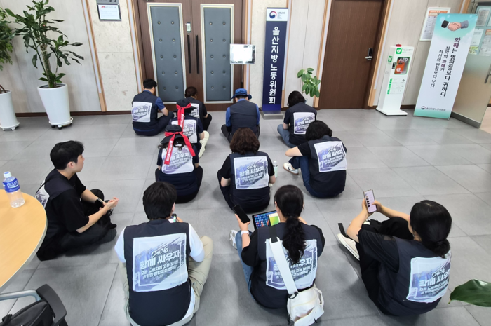 15일 전국금속노조가 울산지방노동위원회 심판회의실 앞을 점거하며 판정 결과를 기다리고 있다. 김귀임 기자