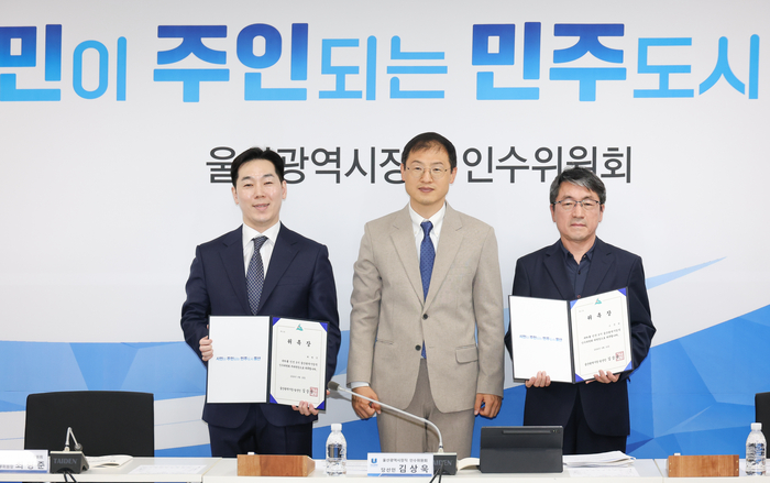16일 울산 남구 상수도사업본부 인수위원회 회의실에서 열린 ‘민선 9기 울산광역시장 인수위원회 출범식’에서 김상욱 울산시장 당선인이 인수위원회 오문완 위원장과 최형준 부위원장에게 위촉장을 수여한 후 기념촬영을 하고 있다. 이수화 기자