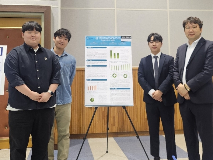 울산폴리텍대학 AI산업안전시스템과 하이테크과정 학생들이 한국산업기술융합학회 학술대회에서 장려상을 수상하고 단체사진을 찍고 있다. 울산폴리텍대 제공