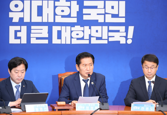 더불어민주당 정청래 대표가 17일 국회에서 열린 최고위원회의에서 발언하고 있다. 연합뉴스