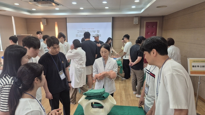 울산소방본부는 17일 중구 남외동 소재 맘스여성병원에서 구급대원 40명을 대상으로 ‘고위험 임산부 응급분만 역량강화 모의실험(시뮬레이션) 교육’을 진행했다. 울산소방본부 제공