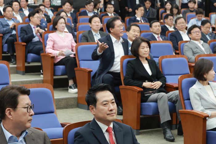 국민의힘 장동혁 대표가 17일 국회에서 열린 의원총회에 참석한 가운데 송석준 의원이 사회자에게 공개 발언을 요청하고 있다. 연합뉴스