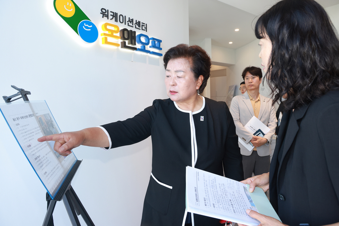 천기옥 동구청장 당선인은 17일 관계 공무원들과 함께 온앤오프 워케이션센터, 일산해변 풍류문화놀이터 명소화사업 현장 등을 방문해 주요시설 및 추진사업 현황을 파악하고 있다.동구 제공