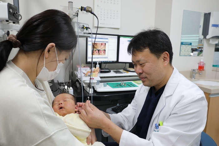 울산대학교병원은 이비인후과 강병철 교수가 직접 개발한 신생아 맞춤형 귀 교정장치 ‘해피 뉴 이어(HAPPY NEW EAR)’가 적용 치료 500례를 돌파했다고 17일 밝혔다. 울산대병원 제공