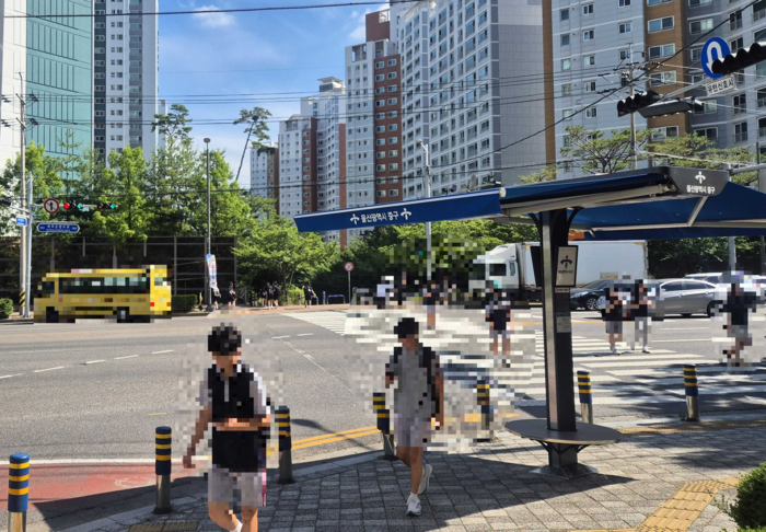 지난 16일 울산 중구 북부순환도로에서 통학차량으로 보이는 버스가 도로 가장자리에 정차한 채 학생들을 승하차시키고 있다.