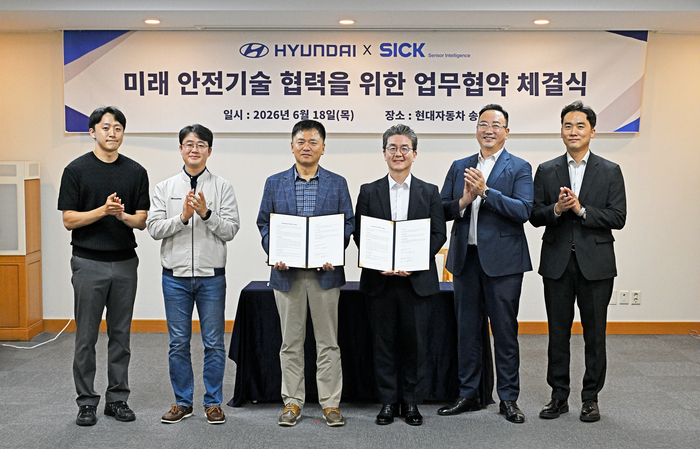현대차는 18일 울산공장에서 현대차 안전환경관리사업부장 정상익 상무, 씨크코리아 문성식 대표이사 등이 참석한 가운데 씨크코리아와 ‘미래 안전기술 개발 협력 업무협약식’을 진행했다.