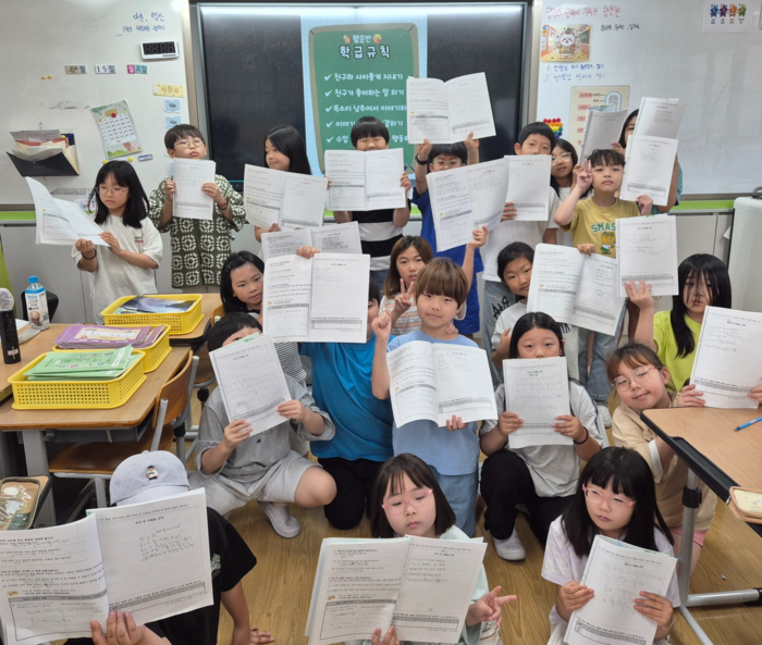 농소초 3학년 학생들이 18일 학교 자율시간 온마을어울림 과목 수업을 하고 기념사진을 찍고있다. 울산교육청 제공