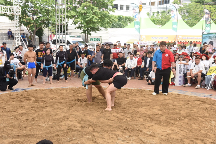 ‘2026 중구 단오맞이 한마당’ 행사가 오는 19~21일 사흘 동안 성남동 문화의거리 일원에서 열린다. 지난해 행사 씨름장 모습. 중구 제공
