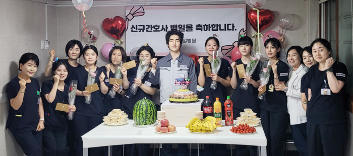 의료법인 내경의료재단 울산제일병원은 18일 임직원들이 참석한 가운데 신규간호사 100일 기념행사를 가졌다. 울산제일병원 제공